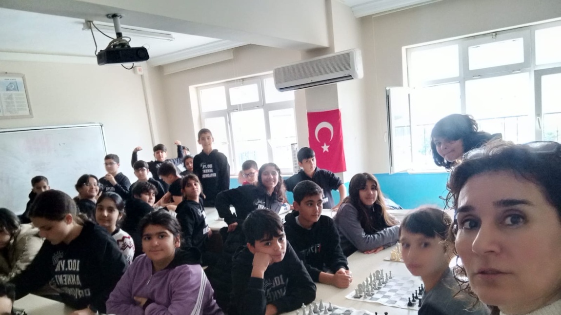 Okulumuzda Sosyal Bilgiler öğretmenimiz Sevda Ateş Bütüner tarafından her sınıf kademesinde  düzenlenen satranç turnuvası tüm hızıyla devam ediyor.